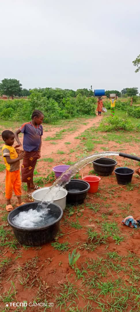Distribution d'eau potable à Dangtori
