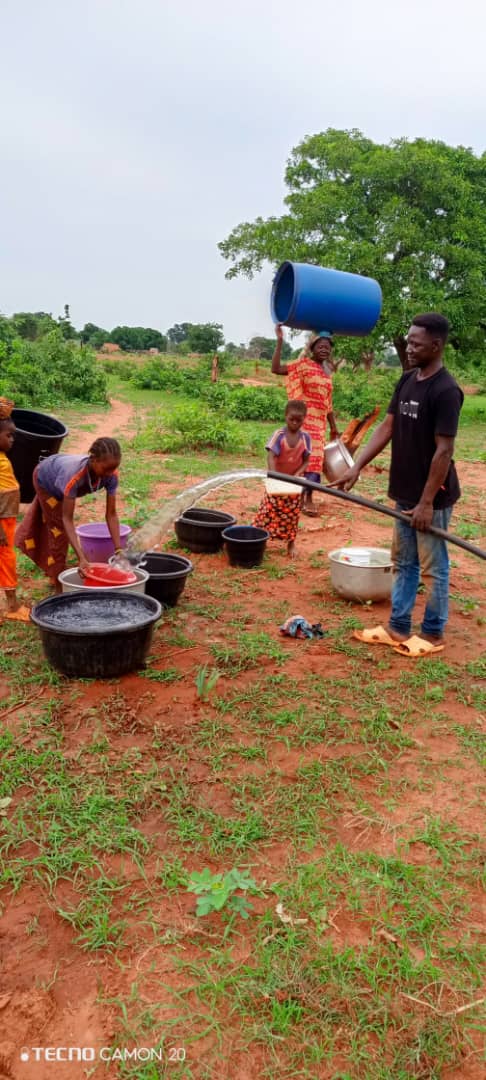 Villageois collectant l'eau