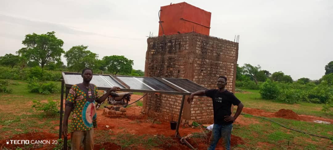 Équipe devant le puits solaire