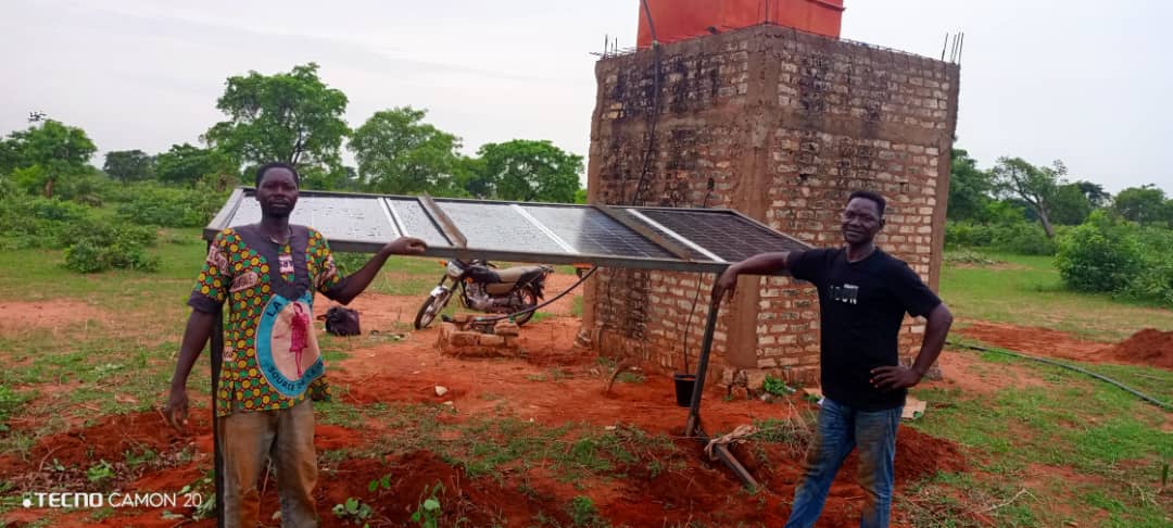 Équipe Tar Sao devant le puits solaire à Dangtori